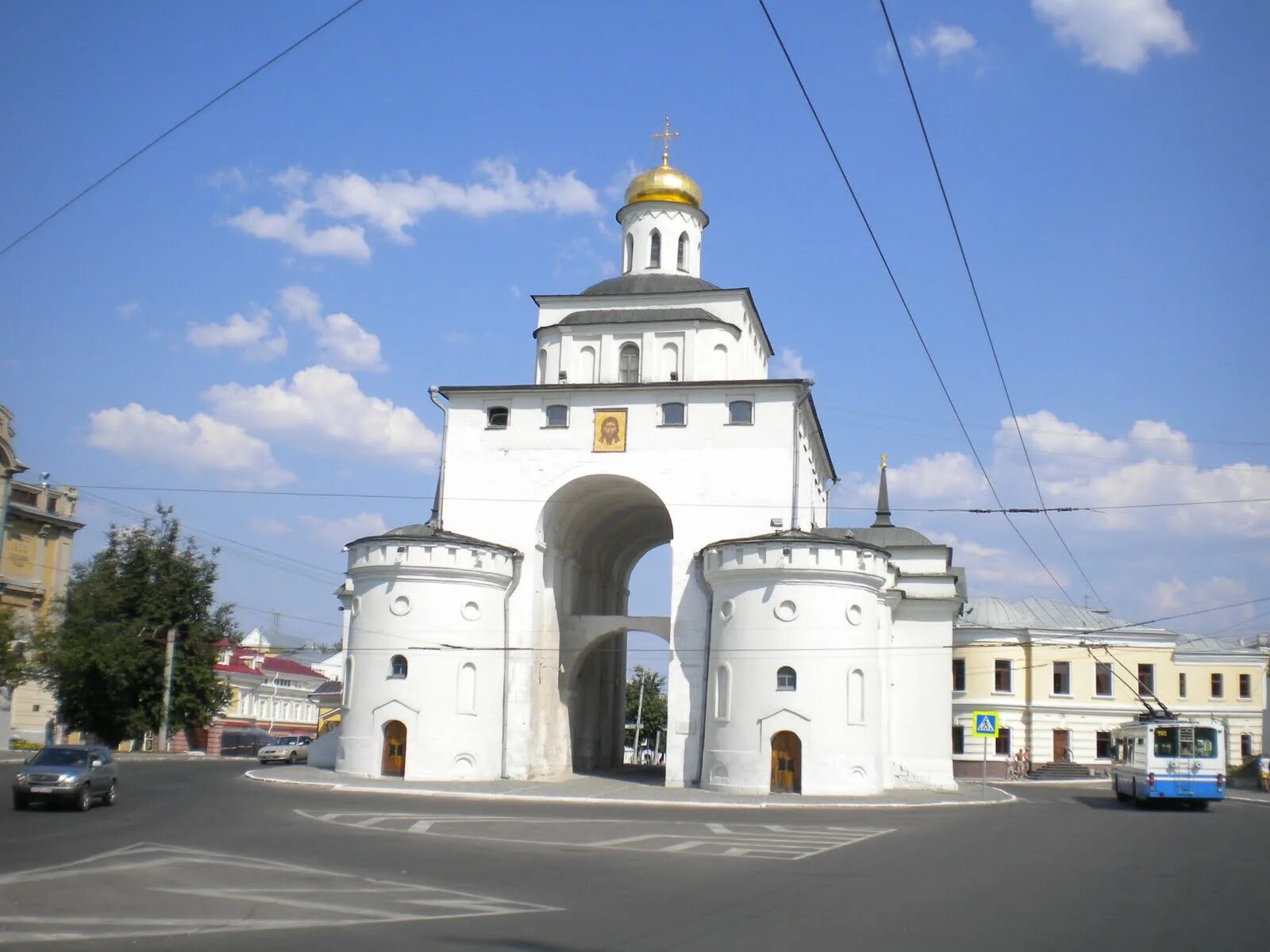 Золотые ворота достопримечательность города. Дмитриевские ворота во Владимире.