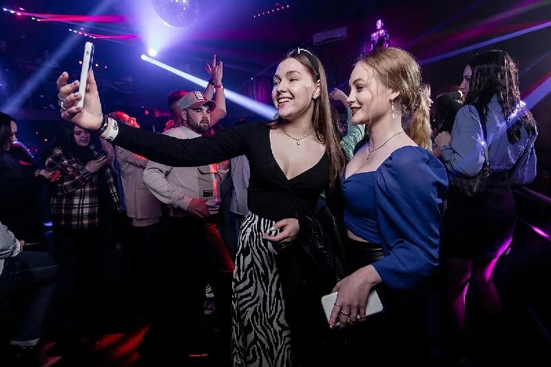 вечеринка до утра. пятница дискотека. алена апина. танцы до утра. объявление сегодня в клубе танцы.