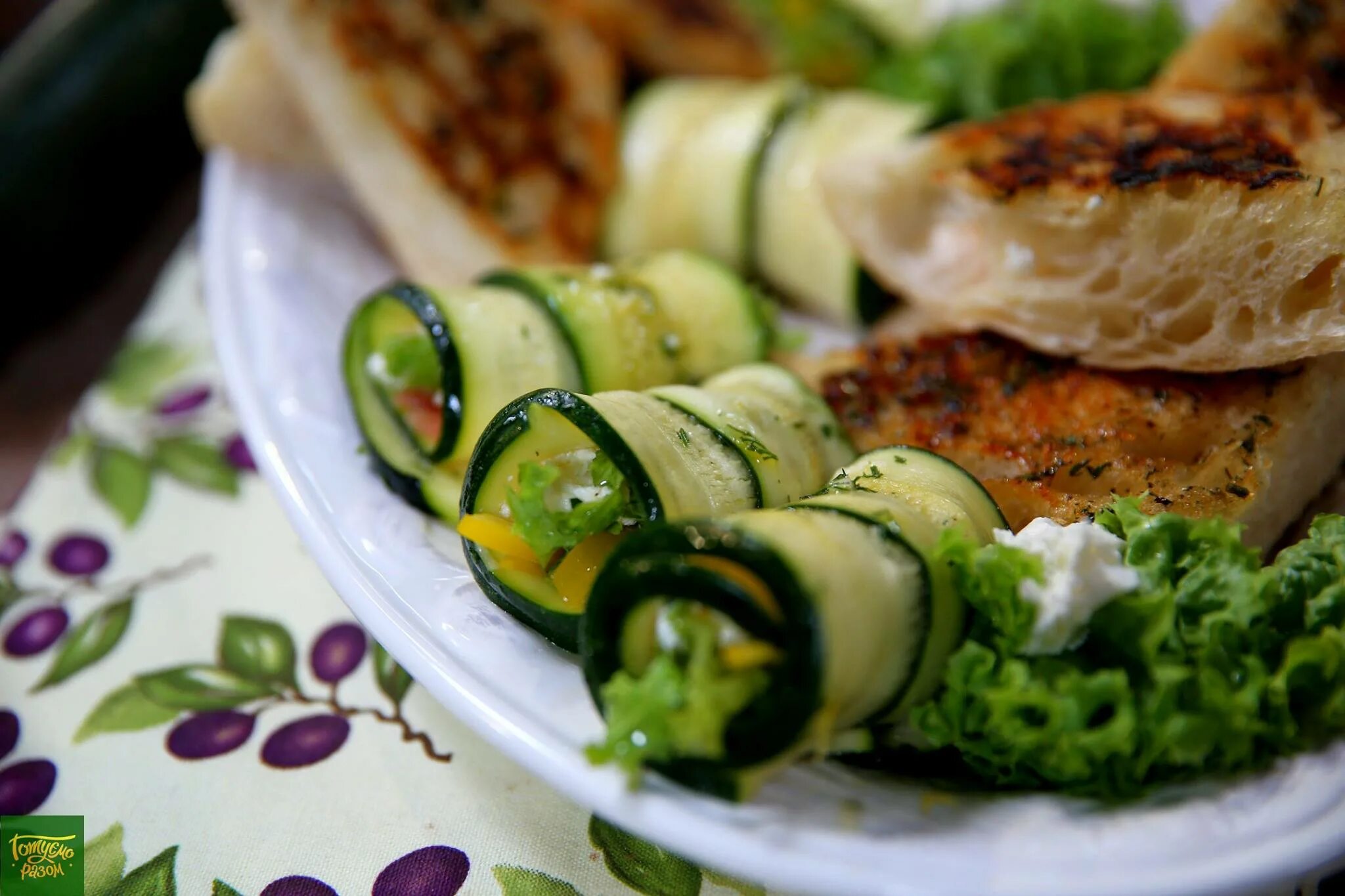 Фаршированные кабачки цукини. Рулетики из кабачков цукини. Фаршированные цукини с фаршем. Фаршированные цуккини «лодочки». Фаршированные цуккини «лодочки».