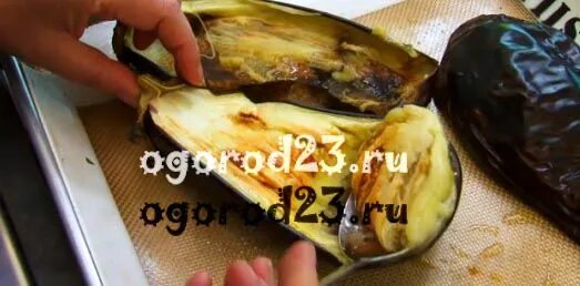 Запечь овощи в духовке целиком в кожуре. Баклажаны запеченные в микроволновке. как чистить баклажаны для жарки. баклажан в микроволновке целиком без кожуры. как правильно чистить баклажан.