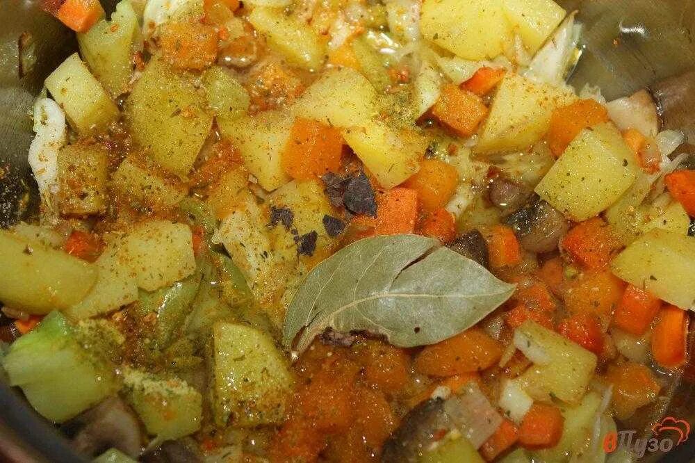 Овощное рагу с капустой и картошкой. Овощное рагу с кабачками и картошкой и капустой. Рагу овощное с капустой и с картошкой и кабачками и мясом. Овощное рагу с кабачками без картошки. Овощное рагу без мяса и картошки