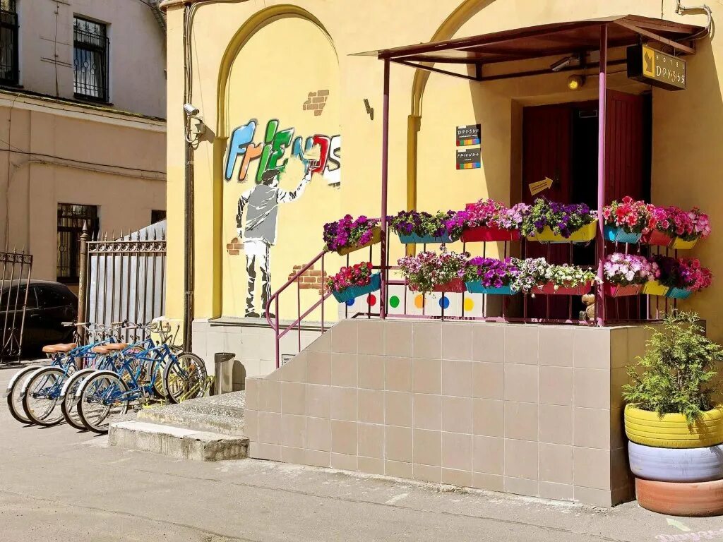 Friends address. Голден парк клин ресторан. Френдс форевер кафе. Кафе central perk москва. Осенний бульвар 7/2 ресторан friends family.