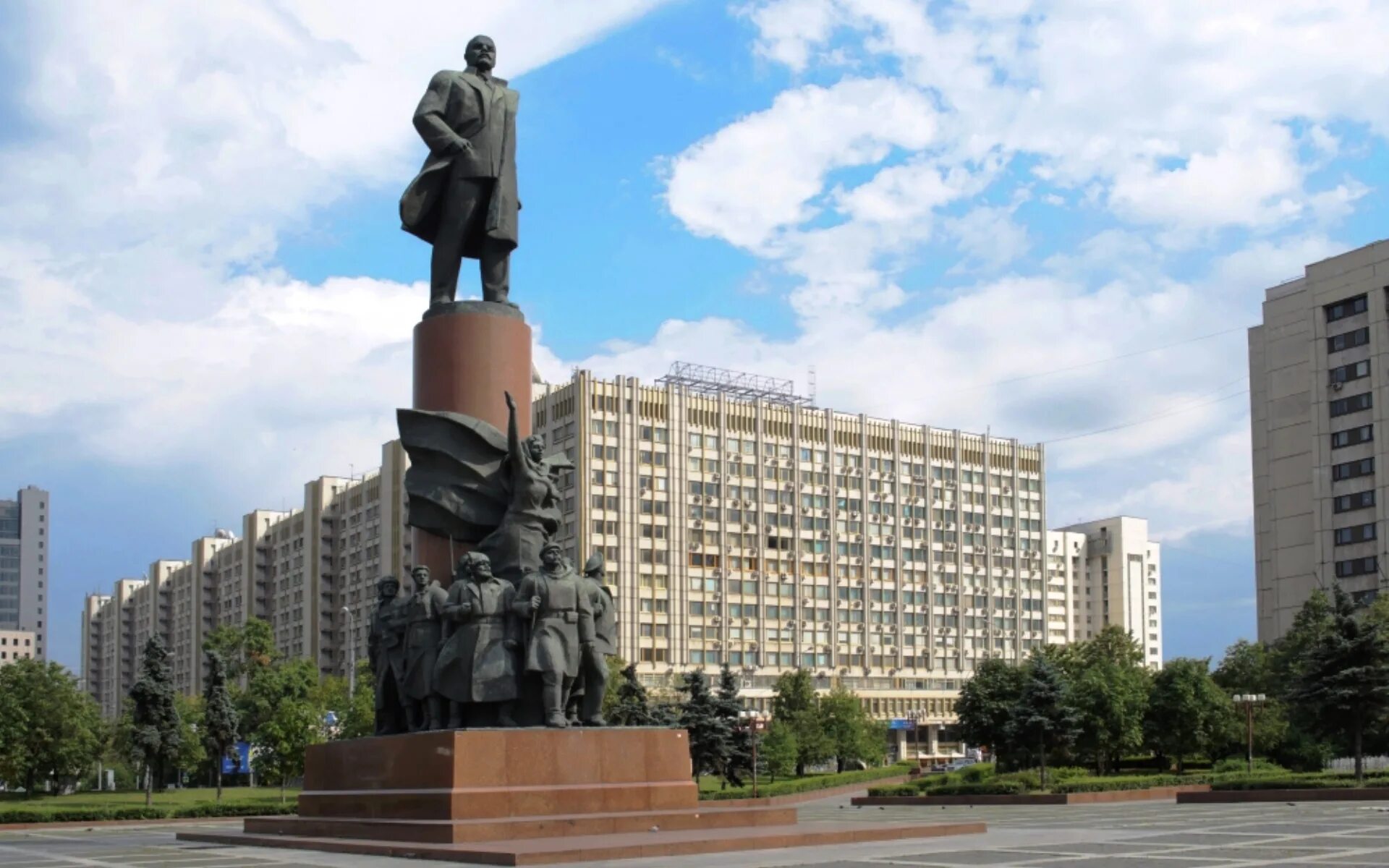 Памятник Ленину на Калужской площади в Москве. Памятник Ленину на Октябрьской площади в Москве. Памятник Владимиру Ленину на Калужской площади. Ленин на Калужской площади. По какому адресу находится памятник