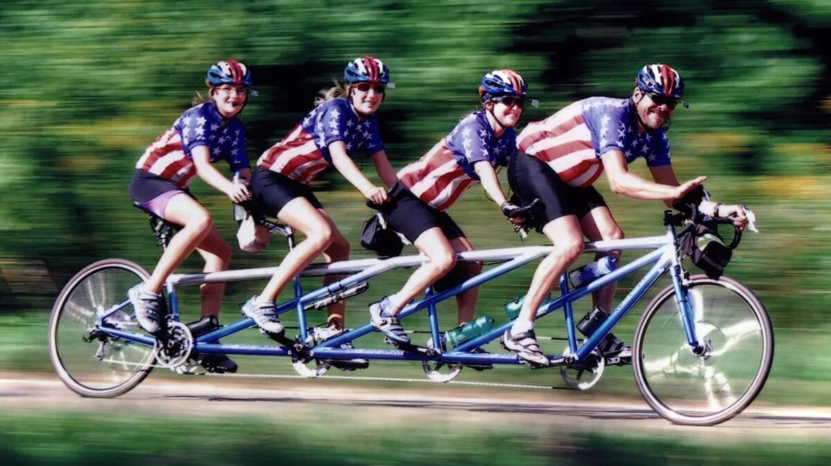 Велосипед тандем на 4 человека. Велосипед на пятерых. Даунхилл райдеры. Велосипед на 10 человек. Велосипед на 10 человек.