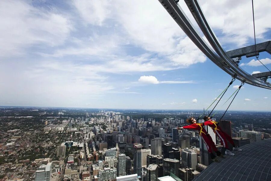 Достигают 150 метров. Аттракцион EDGEWALK В Торонто. Си эн Тауэр смотровая площадка. Самые страшные аттракционы вышки. Смотровая площадка экстрим.