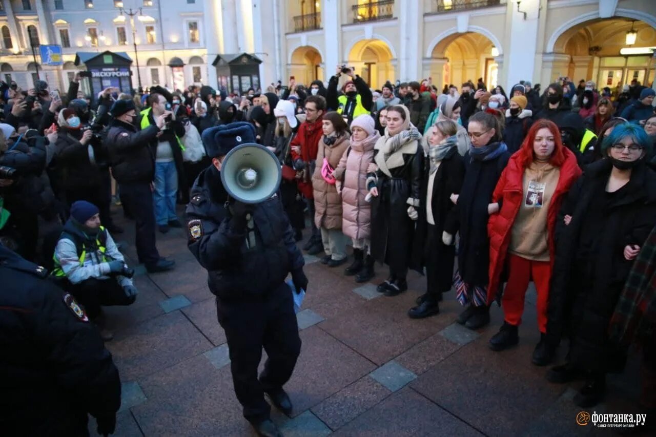 Митинг в Питере 2022. Антивоенные митинги в Санкт Петербурге. Протесты в Питере. Акции против войны в Петербурге.