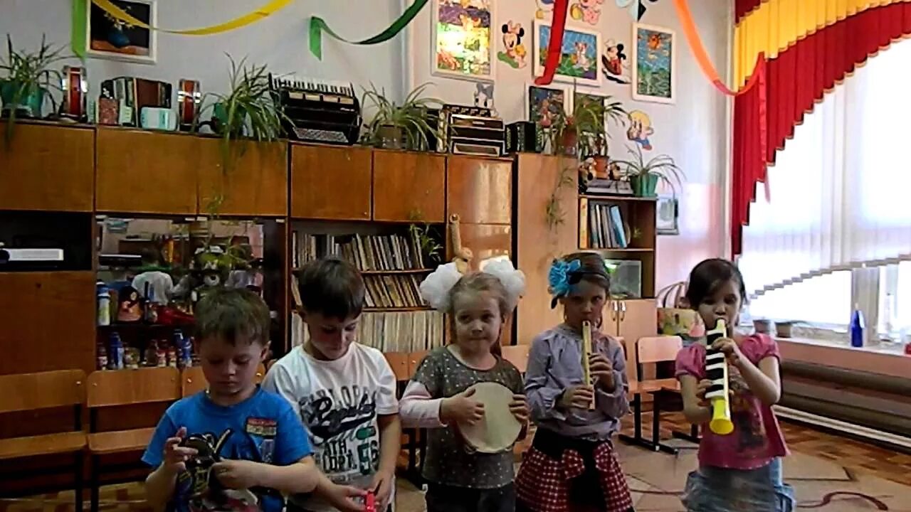 Посмотрите ка песня. Посмотрите ка на нас музыканты мы сейчас. мы музыканты-кепиа-таланты. диско кап кап танцуем с лизой.
