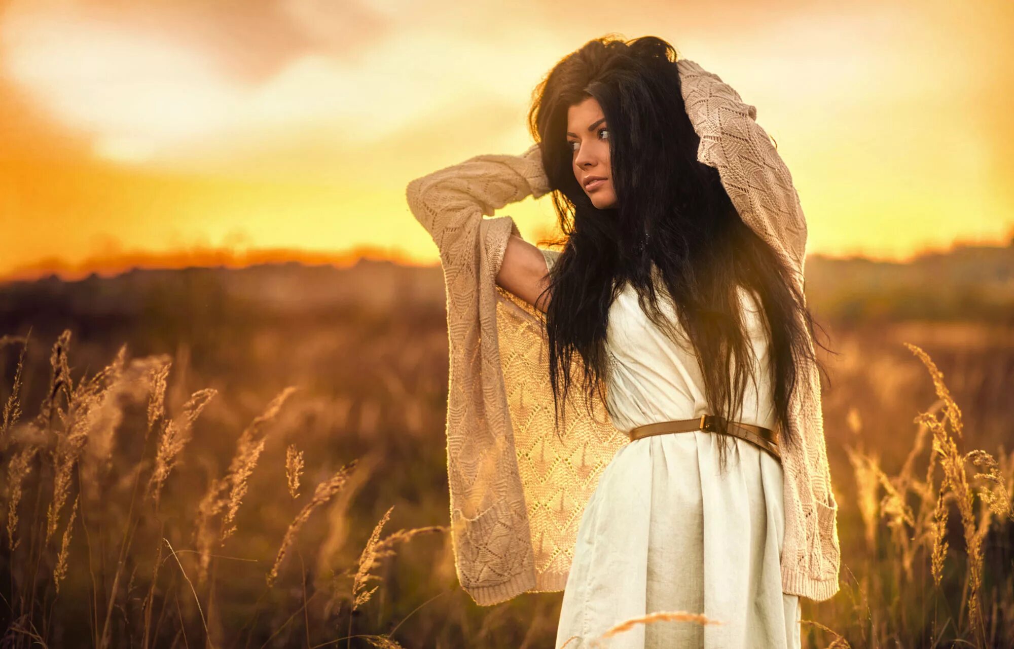 Девушка в поле. Девушка блондинка. Девочка с пшеничными волосами. Девушка с длинными каштановыми волосами. Девушка с длинными пшеничными волосами.