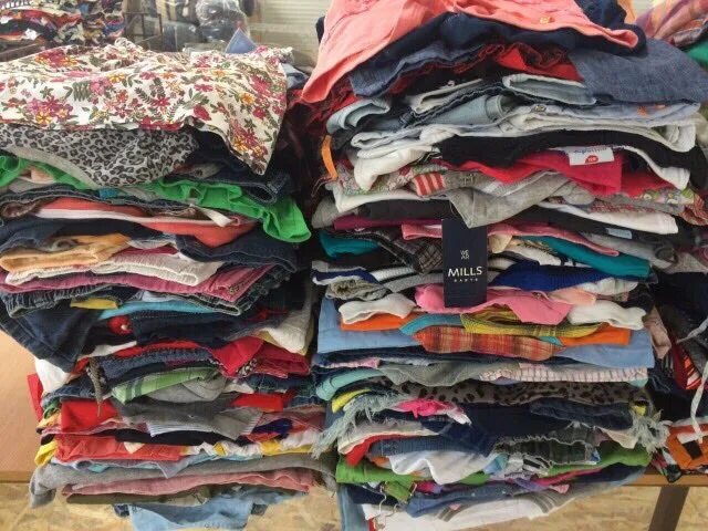 одежда в секонд хенде. секонд хенд детский вещи. секонд хенд. бэушная одежда. секонд хенд для детей.