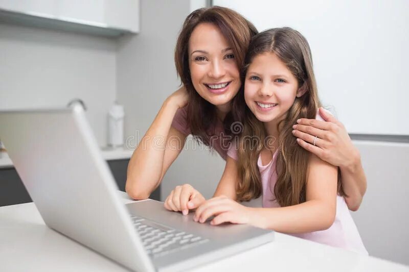 Мама с дочкой с ноутбуком. Ребенок за ноутбуком. Фото с ноутбуком мама с дочкой. Мама за ноутбуком и ребенок за ноутбуком. Мама и дочь веб камера