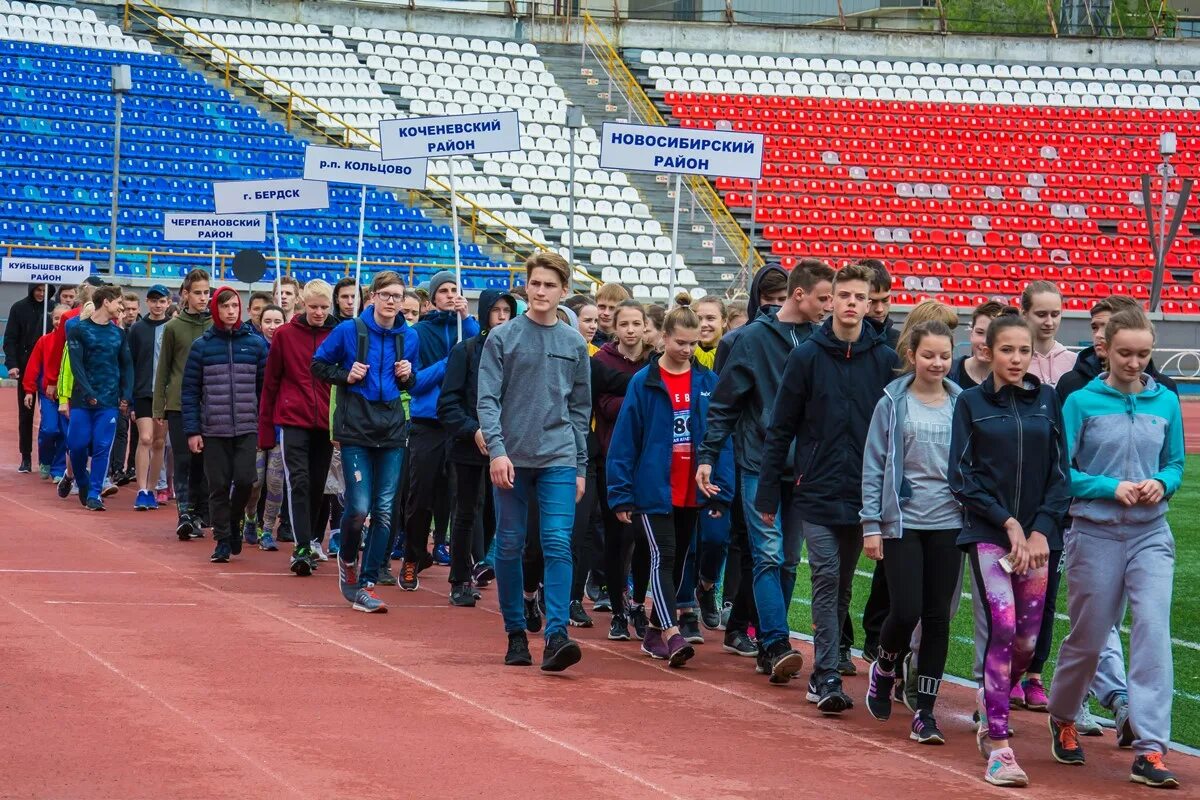 соревнования по бегу на стадионе. проект детский спорт новосибирск. президентские соревнования. шиповка юных 2011 казань. соревнования н.