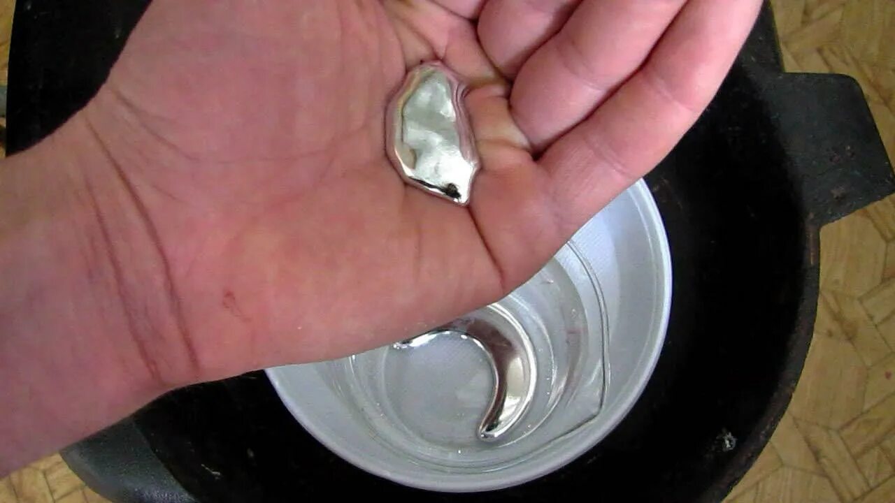 разбитый градусник. ртуть. что будет если дотронуться до ртути. что будет если дотронуться до ртути. если разбили ртутный градусник.