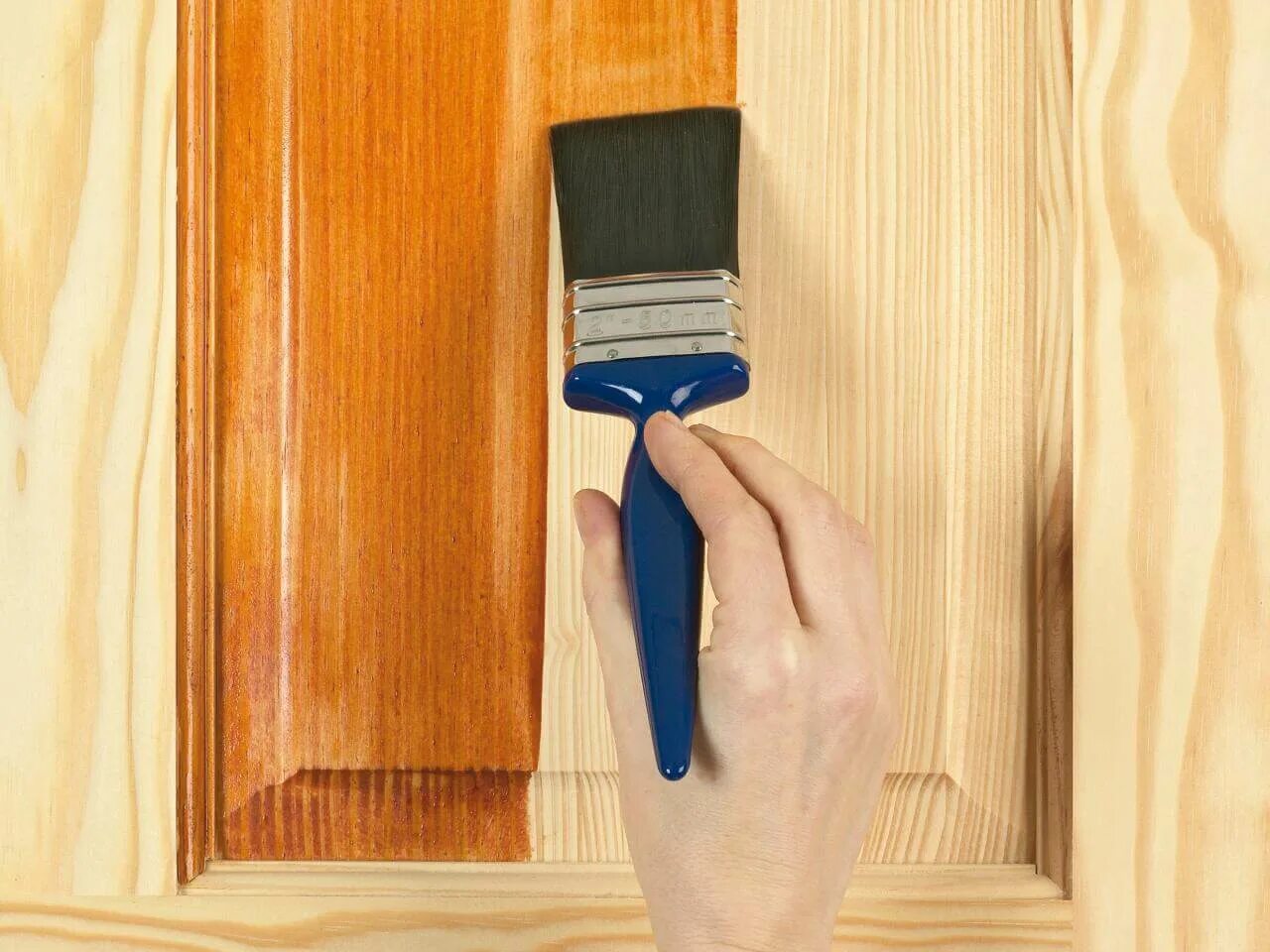 Покрасить деревянные двери краской. Краска для деревянных дверей. Краска для деревянных дверей межкомнатных. Окрашивание деревянных дверей. Окрашенная деревянная дверь.