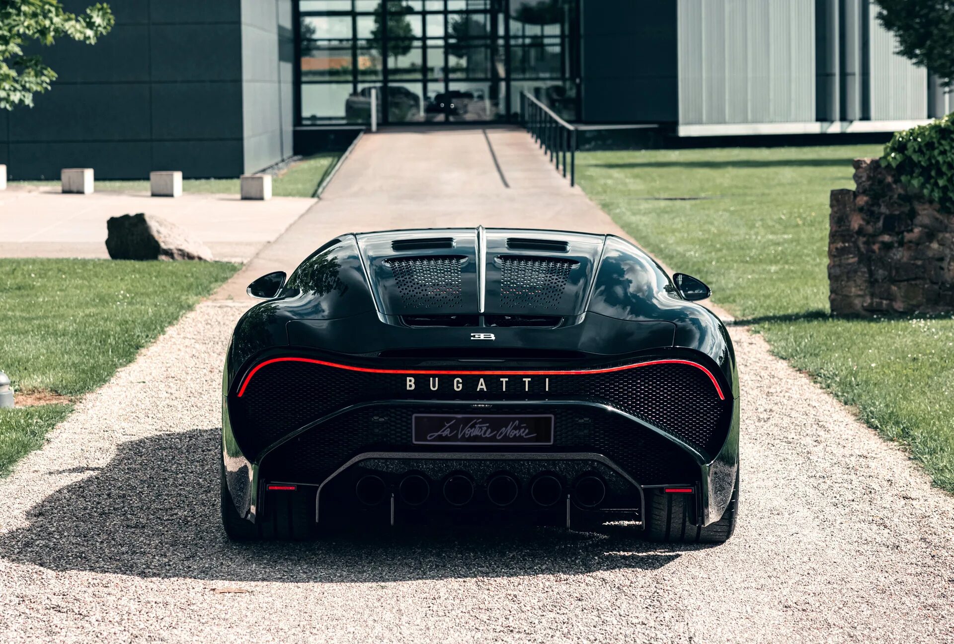 Bugatti la noire цена. Бугатти la voiture noire 2021. Бугатти 2020 Нойре. Бугатти ла воитур 2021 Ноир. Бугатти Нуар 2019.