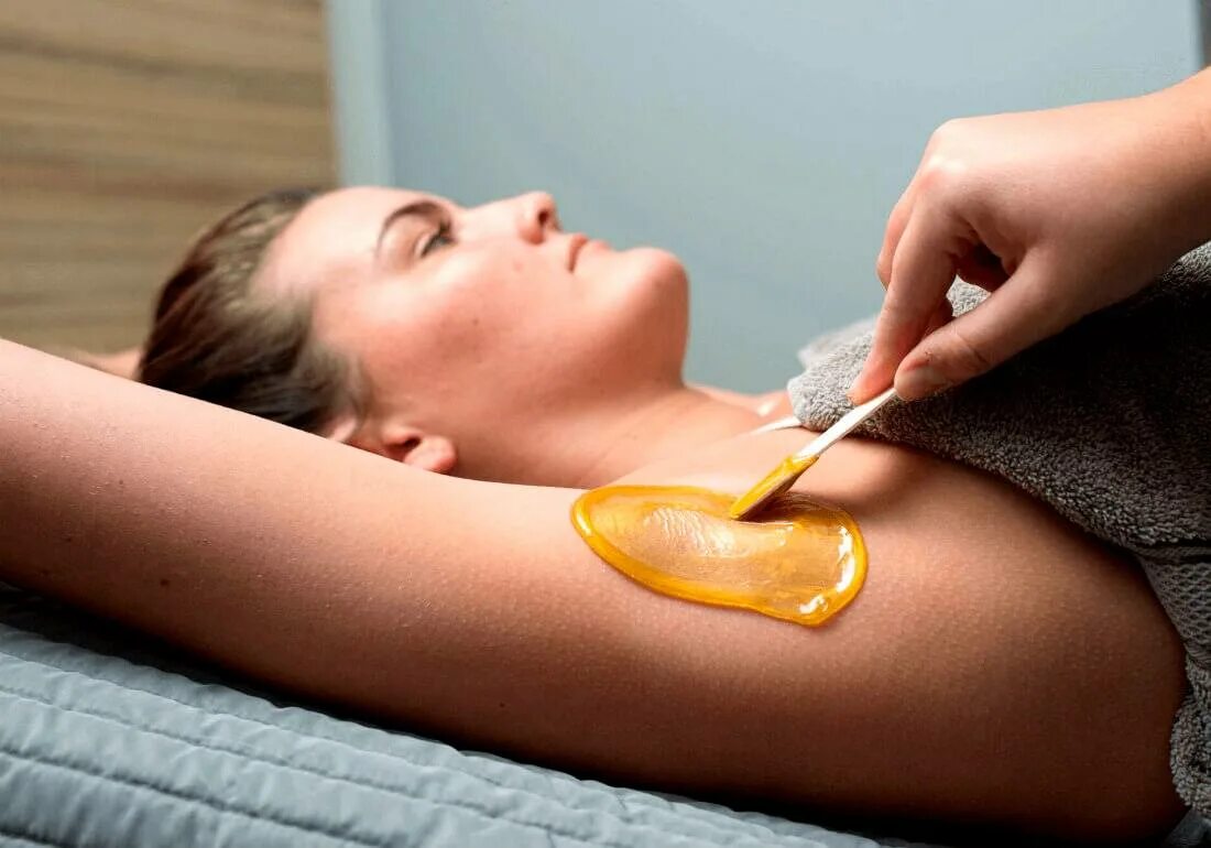 Воск для депиляции. Эпиляция воском. Депиляция теплым. Эпиляция ног воском. Бандажная техника восковой депиляции.