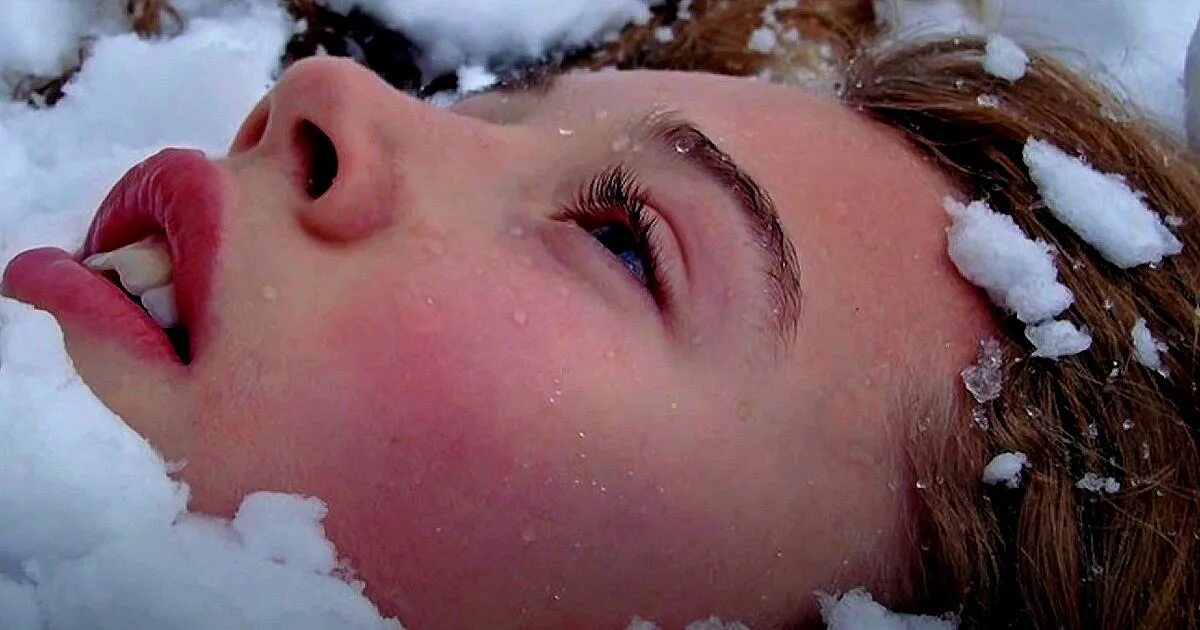 Киров новый год 2023. Холодная девушка. Замерзшая девушка. Сугроб. Замерзшие слезы.