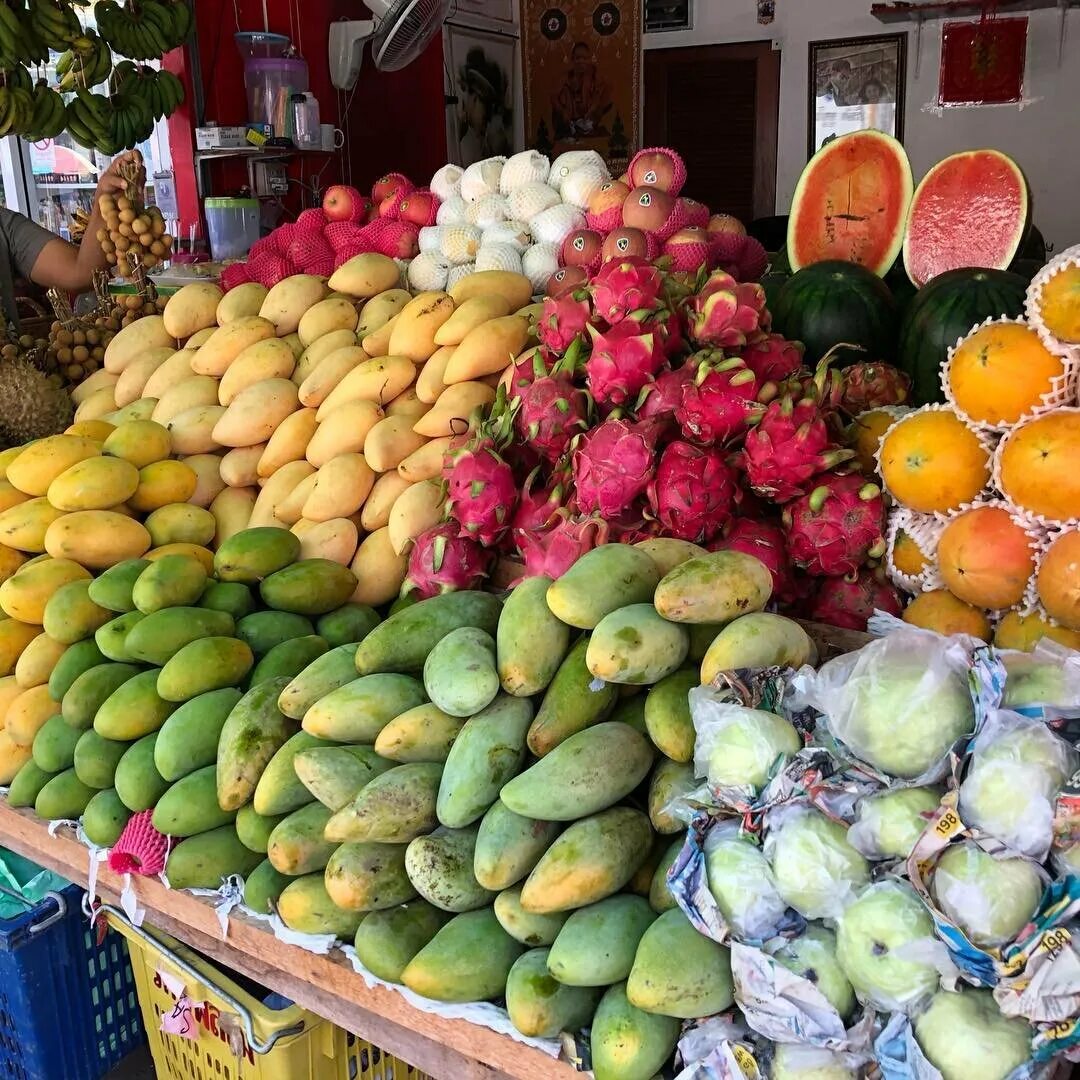 Фрукты в тайланде в марте. Фрукты Тайланда. Зеленый фрукт Тайланд. Тайланд Паттайя фрукты. Манго фрукт Тайланд.