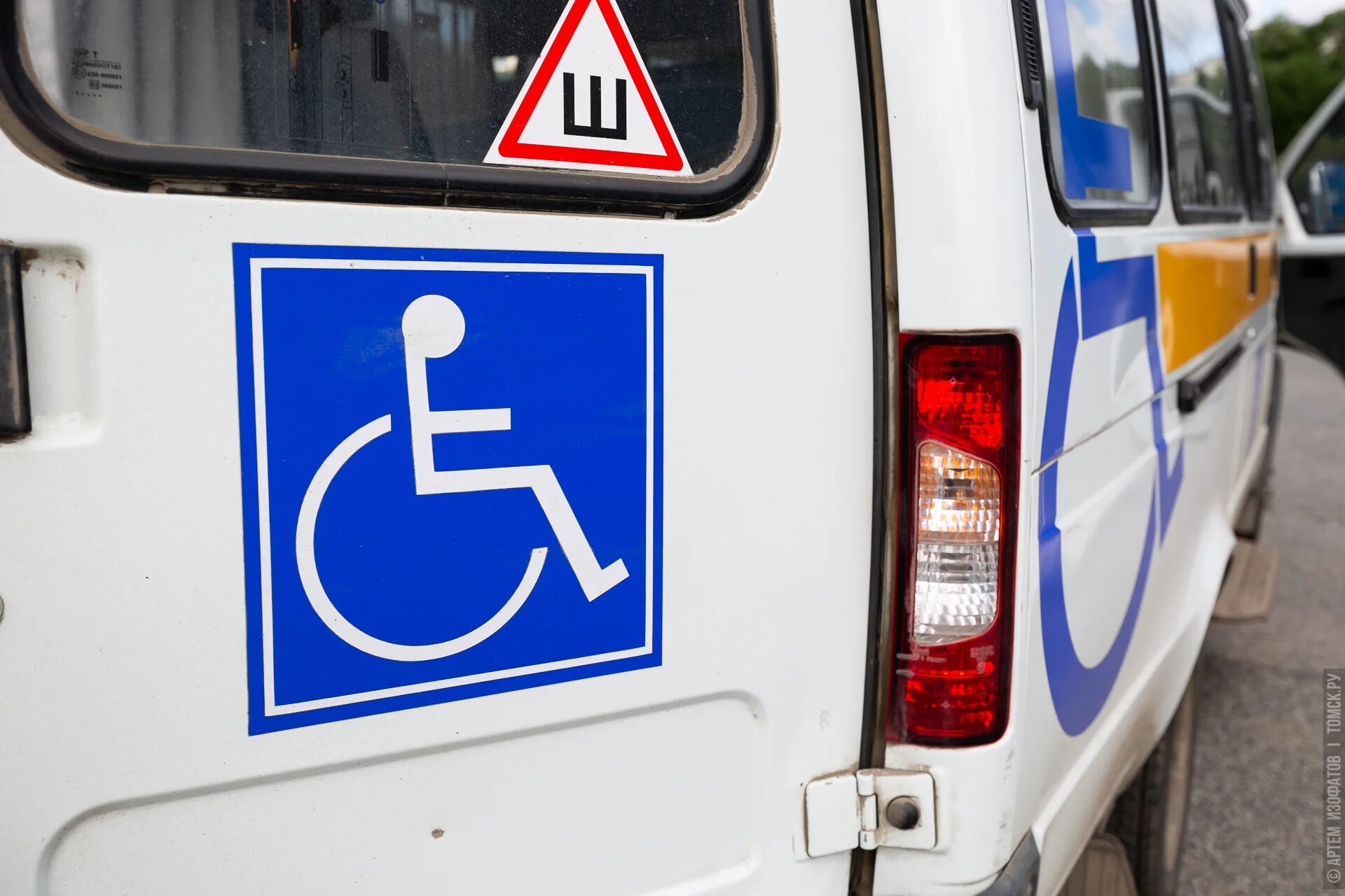 Газель с знаком инвалид. Знак ручное управление автомобилем. Знак «инвалид». Социальное такси знак.