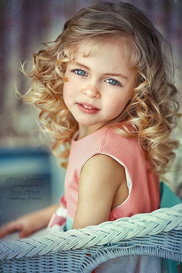 Девочка с цветами. Beautiful kids girls. Красивые маленькиеидевочки. Портрет девочки. Девочка улыбается.