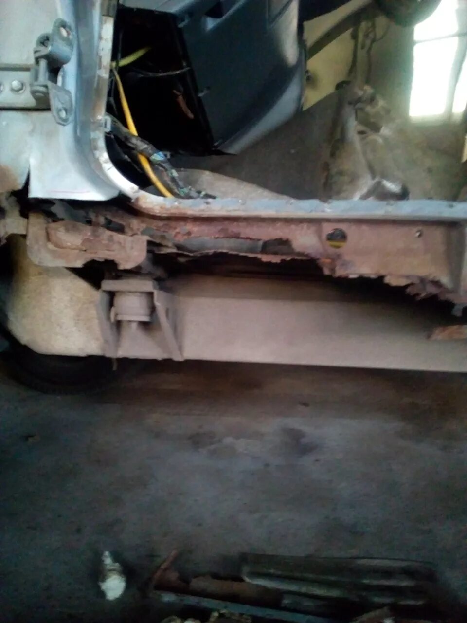 Подножки порогов от grand vitara. Переварка порогов сузуки гранд витара. Замена порог сузуки. Гранд витара переварка днища. Сузуки витара усилители дна переварка.