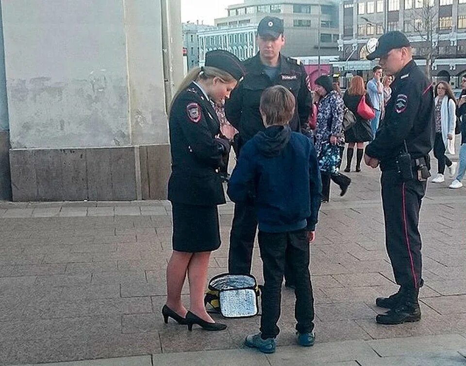 Полиция арестовывает детей. Ребенок мент. Дети арестованные полицией. Мальчик полиция.