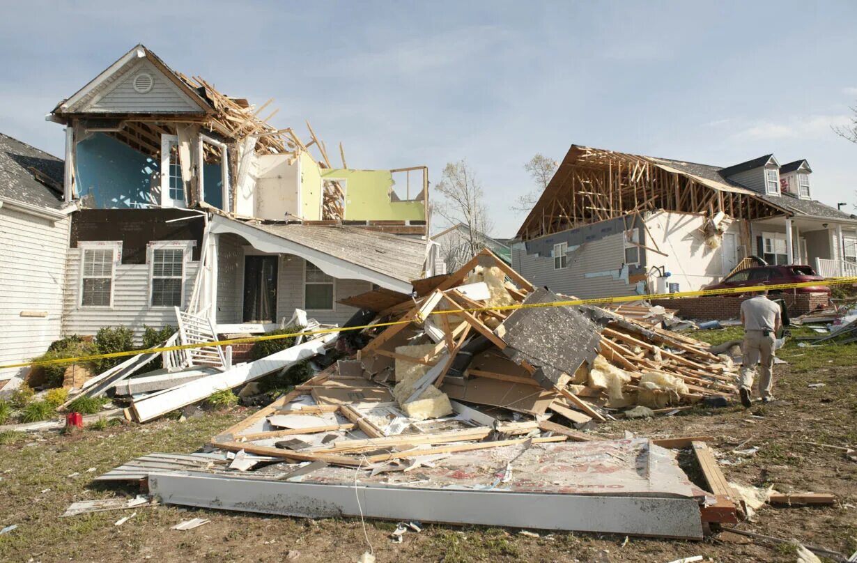 Дом после Торнадо. Разрушенный дом после урагана. Каркасный дом после урагана. Рухнул каркасный дом.