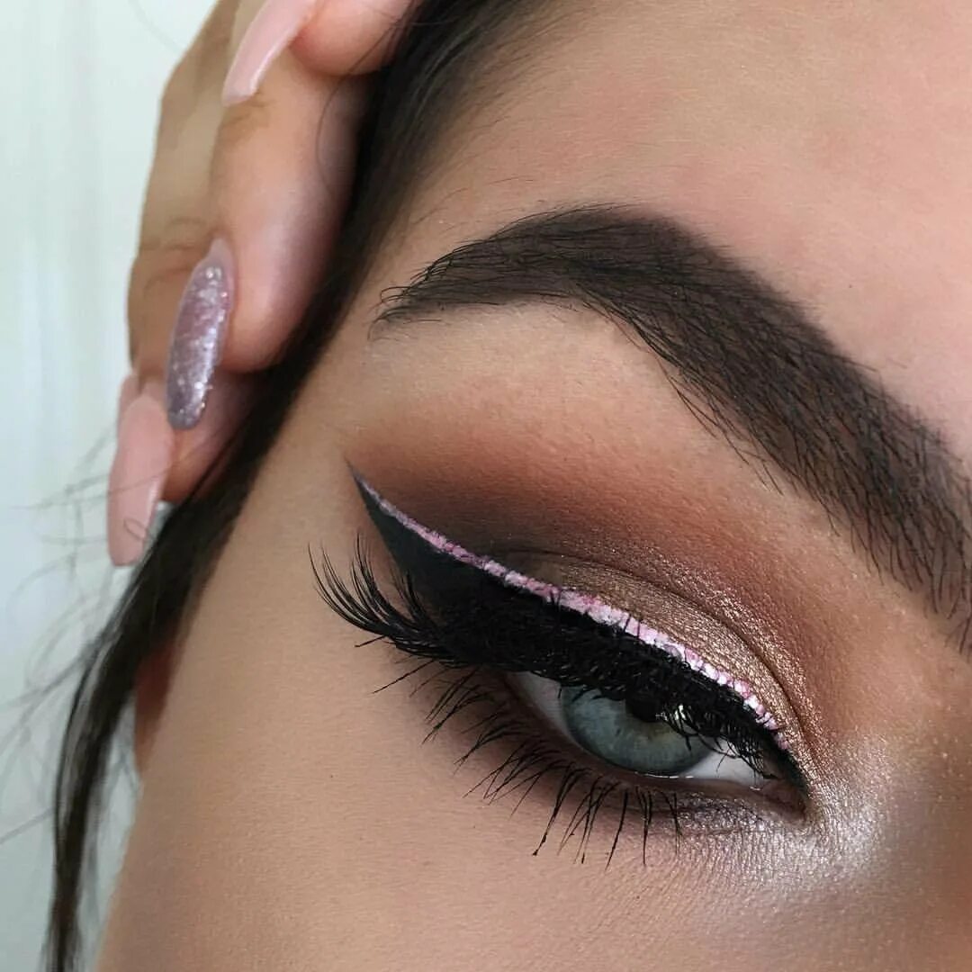 Стрелки двух цветов. Красивая подводка глаз цветная. Стрелки на глазах 2 цвета. Перманентный макияж кошачий глаз. Стрелки двух цветов.