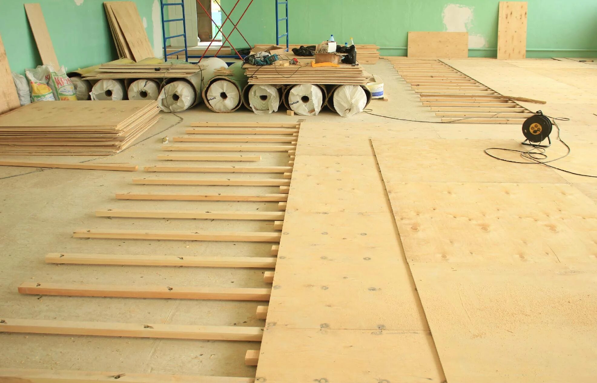 Основа под полы. Настил фанеры на пол. Деревянные перекрытия в хрущевке. Стяжка деревянного пола. Осб на бетонный пол.