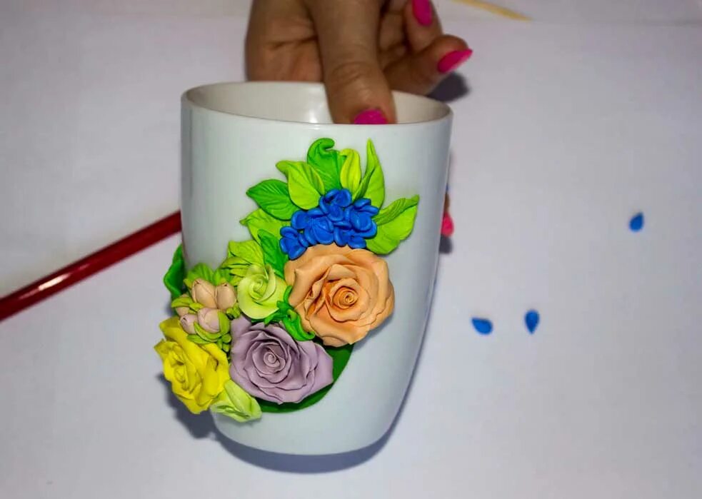 Кружки с лисами. Кружка с лепкой. Кружка с полимерной глиной. Полимерная глина на кружке. Чашки из полимерной глины.