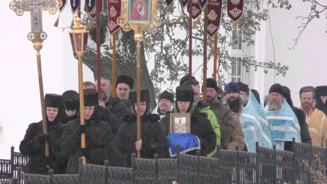 Какую молитву читать в дивеево на канавке. Крестный ход в дивеево. крестный ход по канавке богородицы в дивеево. крестный ход городец дивеево. канавка богородице в дивеево.