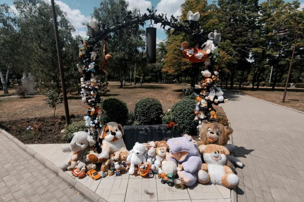 Аллея детей в донецке. Монумент на аллее ангелов в донецке. Памятник детям донбасса в донецке аллея ангелов. Аллея ангелов на донбассе. Памятник аллея ангелов в донецке.