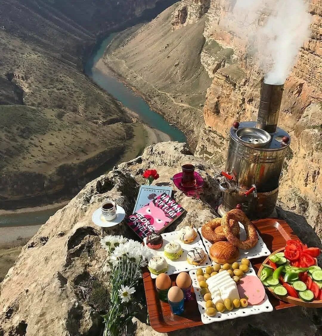 Сулакский каньон завтрак. Шашлык в горах. Шашлыки на природе. Шашлык на природе в горах. Шашлык самовар