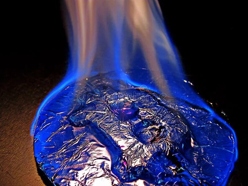 Сгорело синим. Синий огонь. Синий огонь в реальной жизни. Голубой огонь в реальной жизни. Синий огонь настоящий.