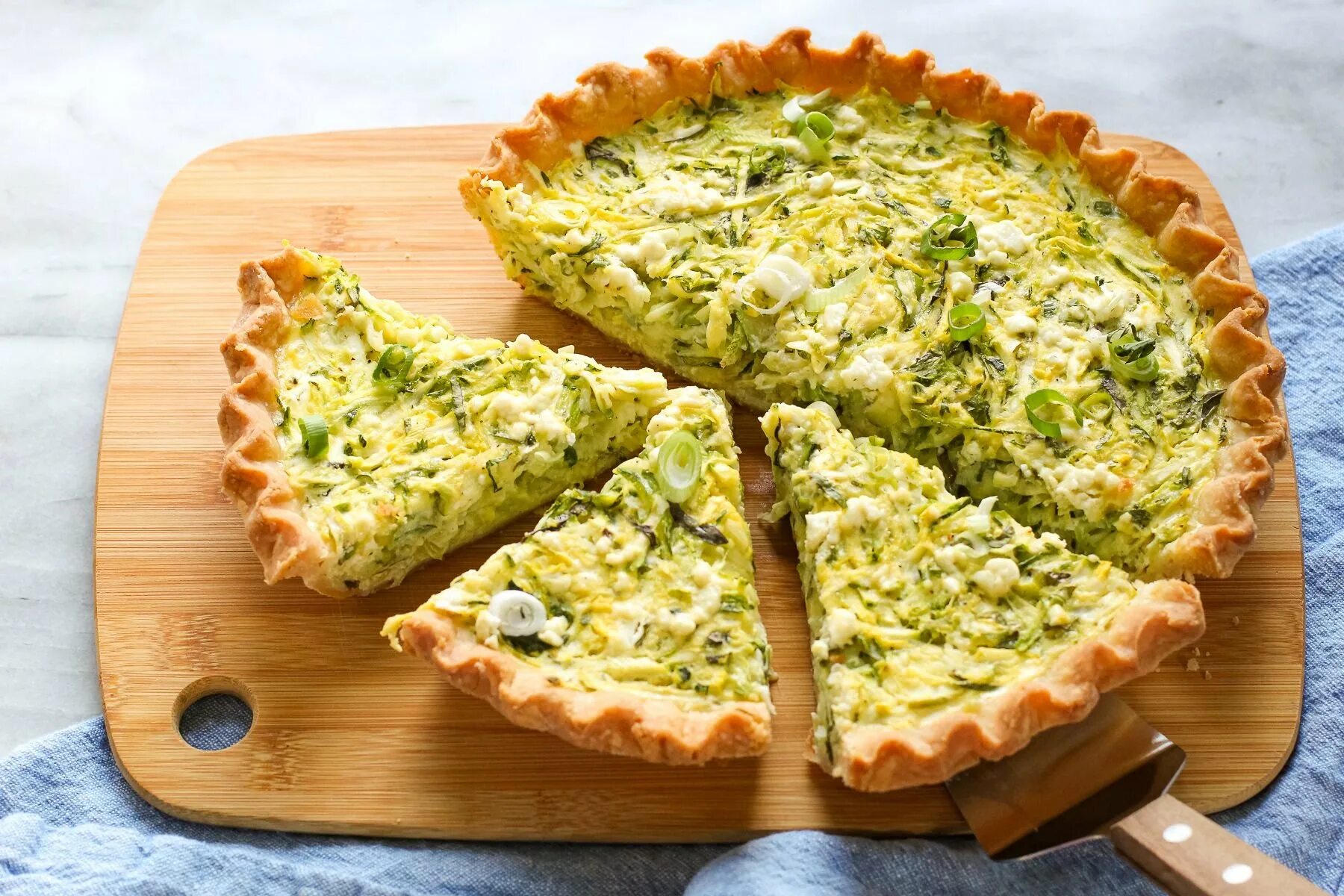 Тыквенный киш лорен. Кабачковый заливной пирог. Киш лорен из форели. Киши куда. Киш с лососем и брокколи рецепт на готовом слоеном тесте.
