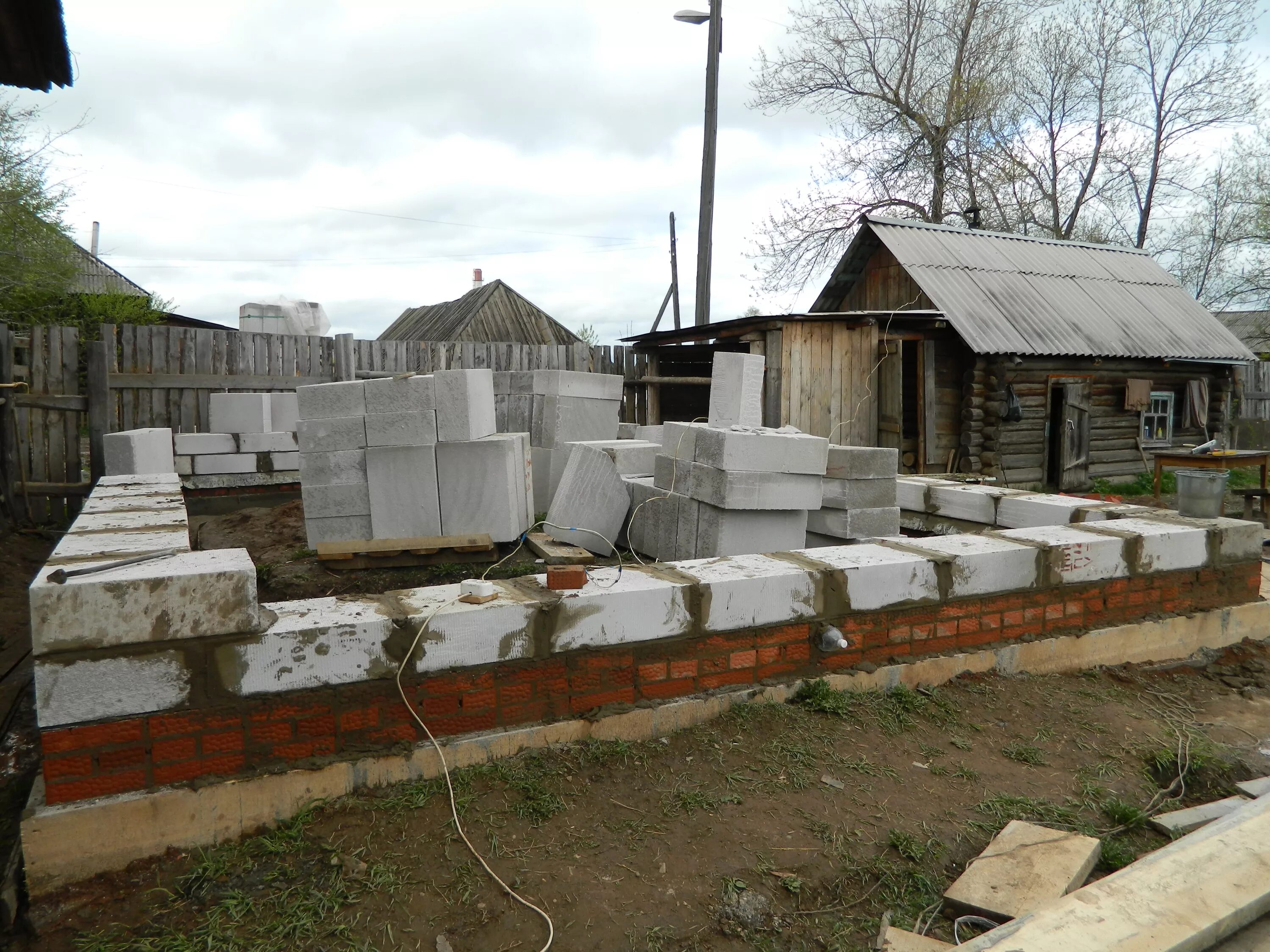 Крыша пристройки к дому из газобетона. Пристройка из пеноблоков. Пристройка из блоков к деревянному дому. Пристройка из блоков к деревянному дому. Пристрой из пеноблоков.