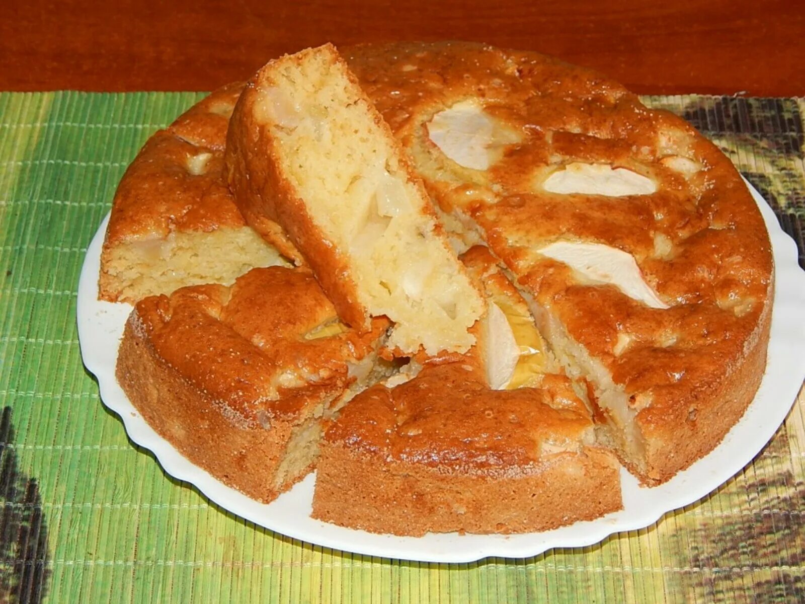 Простой яблочный пирог сметана. Шарлотка со сметаной и яблоками в духовке. шарлотка с яблоками на сметане. шарлотка на сметане. яблочный пирог на сметане.