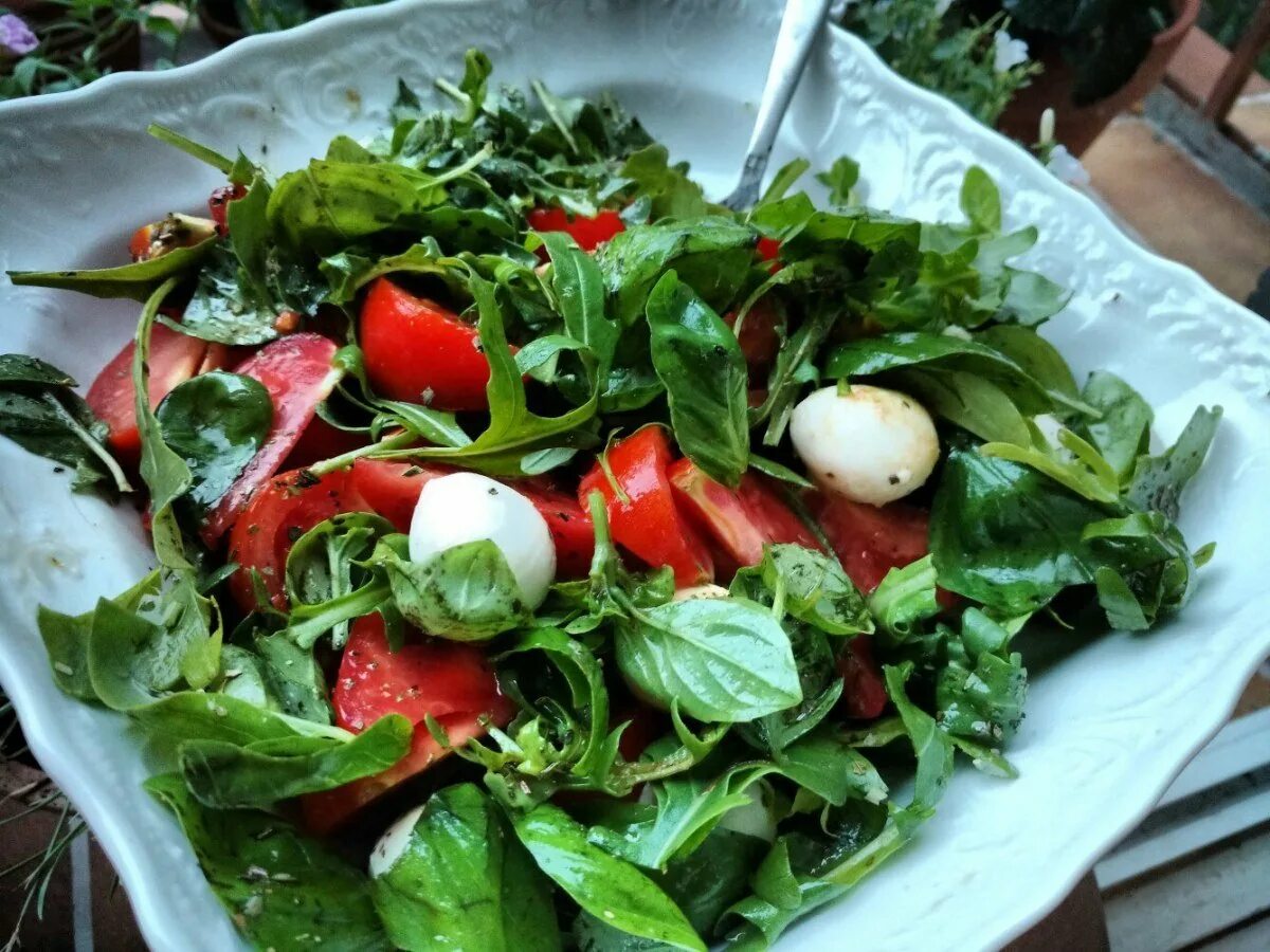 Руккола помидоры моцарелла. Салат моцарелла базилик. Салат к шашлыку. Салат моцарелла базилик. Салат моцарелла базилик.