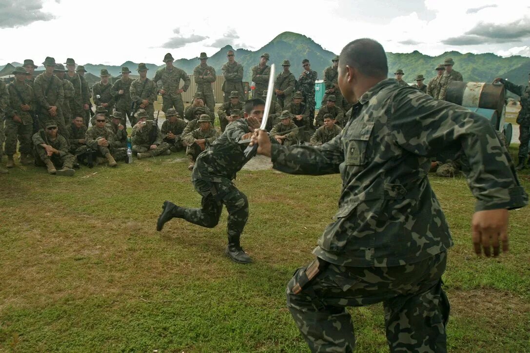 Рукопашный бой морской пехоты сша. Рукопашный бой спецназа. Спецназ фсб рукопашный бой. Боевые искусства спецназа. Спецназ рукопашка.