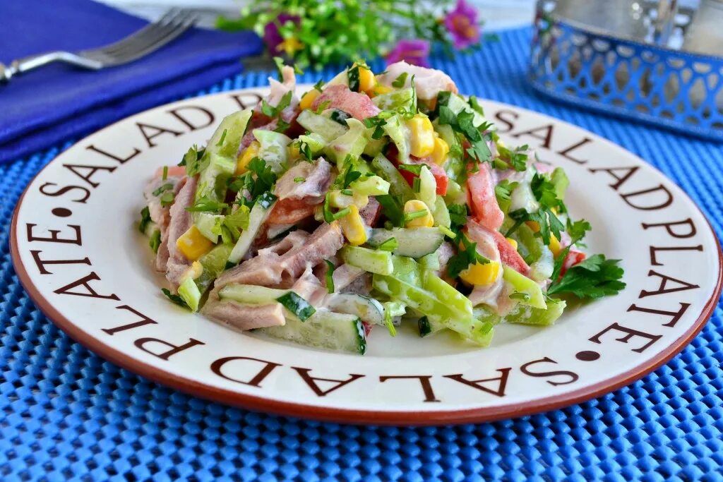 Зеленый салат с копченой курицей. Салат Парижель. Салат Парижель с копченой курицей. Парижель салат рецепт. Курица Парижель.