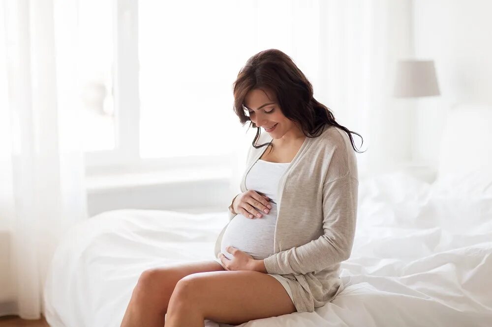 Беременная девушка рожает. Беременная женщина рожает. Девушка рожает сидя. Фотография девушки в помещении. Девушка рожает сидя.