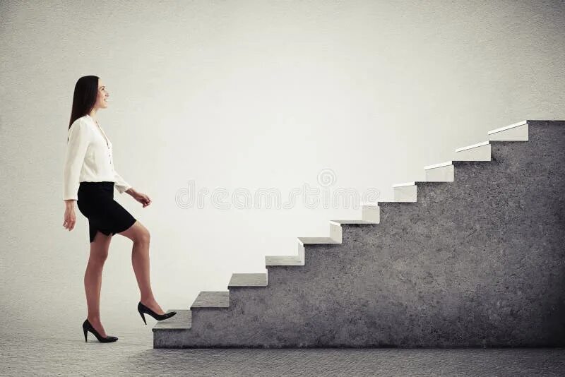Девушка поднимается по лестнице. Женщина идет по лестнице вверх. Вертикальная карьера девушки. Деловая женщина на лестнице подъем вверх.