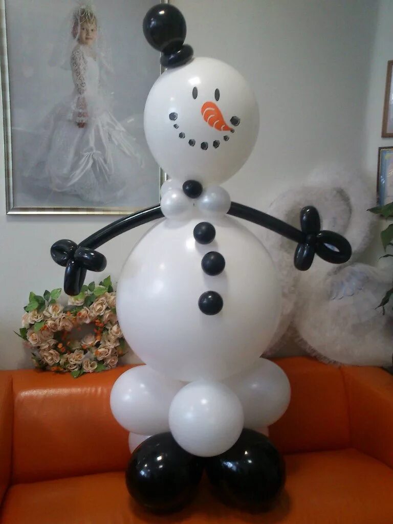 Снеговик шаров. Снеговик из шаров. Фигуры из воздушных шаров. Снеговик из шариков воздушных. Снеговик из шаров большой.