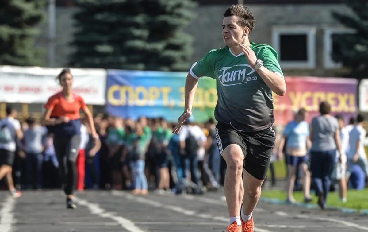 куда бежать сегодня. куда бежать сегодня. пейсер с шариком на забеге. куда бежать сегодня. тутаевский полумарафон 2021.