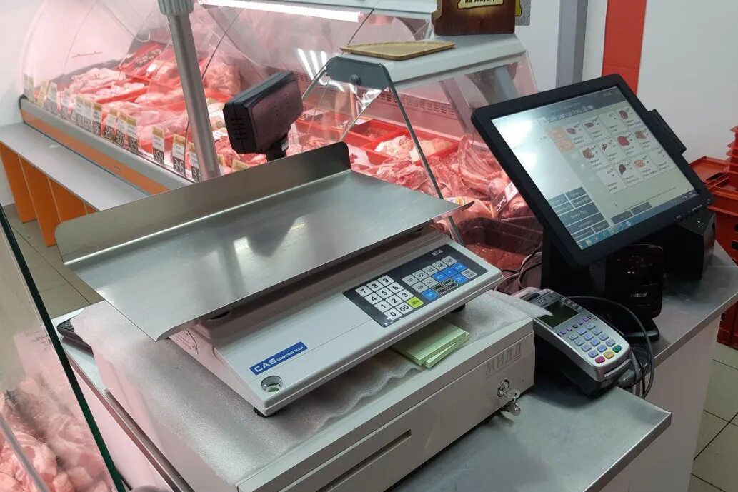 Оборудование обязано быть. Кассовое оборудование в продуктовом магазине. касса для мясного магазина. стол для кассового аппарата. оборудование для магазина продуктов.