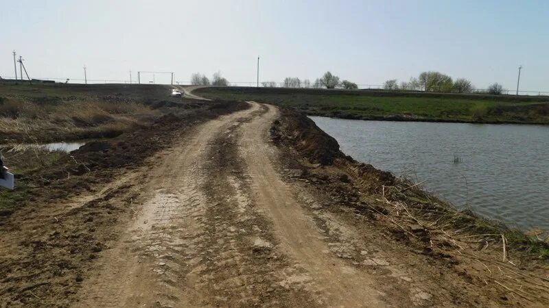 Каменно земляные плотины. Земляная плотина. Земляная дамба. Дамба катав ивановск 2022. Гидроузел с земляной плотиной.