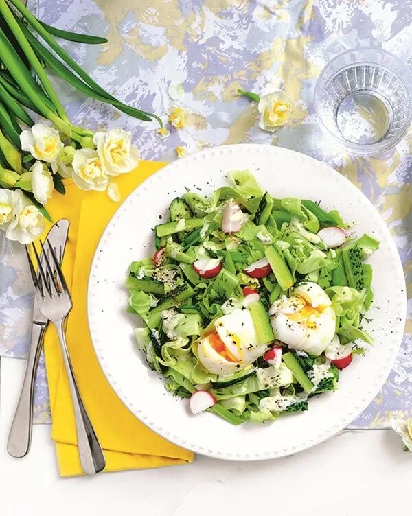 салат весенний фото. весенние салаты. салат редиска огурец зелень сметана. салаты весенне летние. салат с редисом и огурцом.