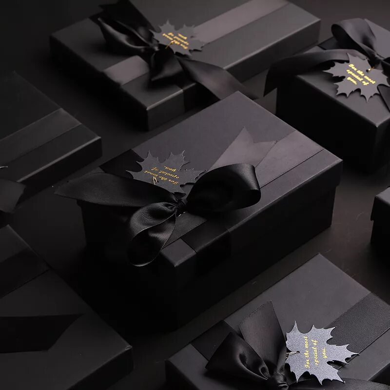 Подарочная коробка. Черные подарочные коробки. Коробочки для подарков черные. Черный стильный подарок. Подарок черного цвета