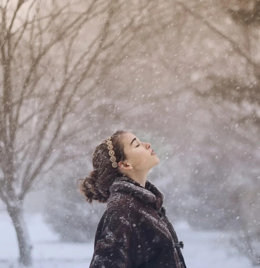 Судьба под снегом. Девушка в снегу. Женщина зимой. Зимняя фотосессия. Девушка зимой.