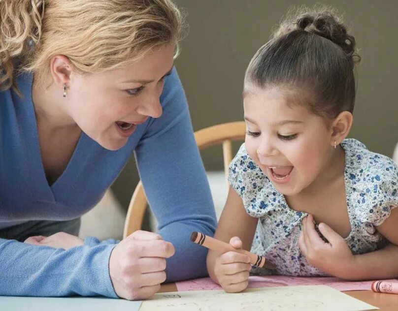 Ребенок говорит. Разговор с ребенком. Логопед и ребенок. Звуки мама говорит. Общение детей.