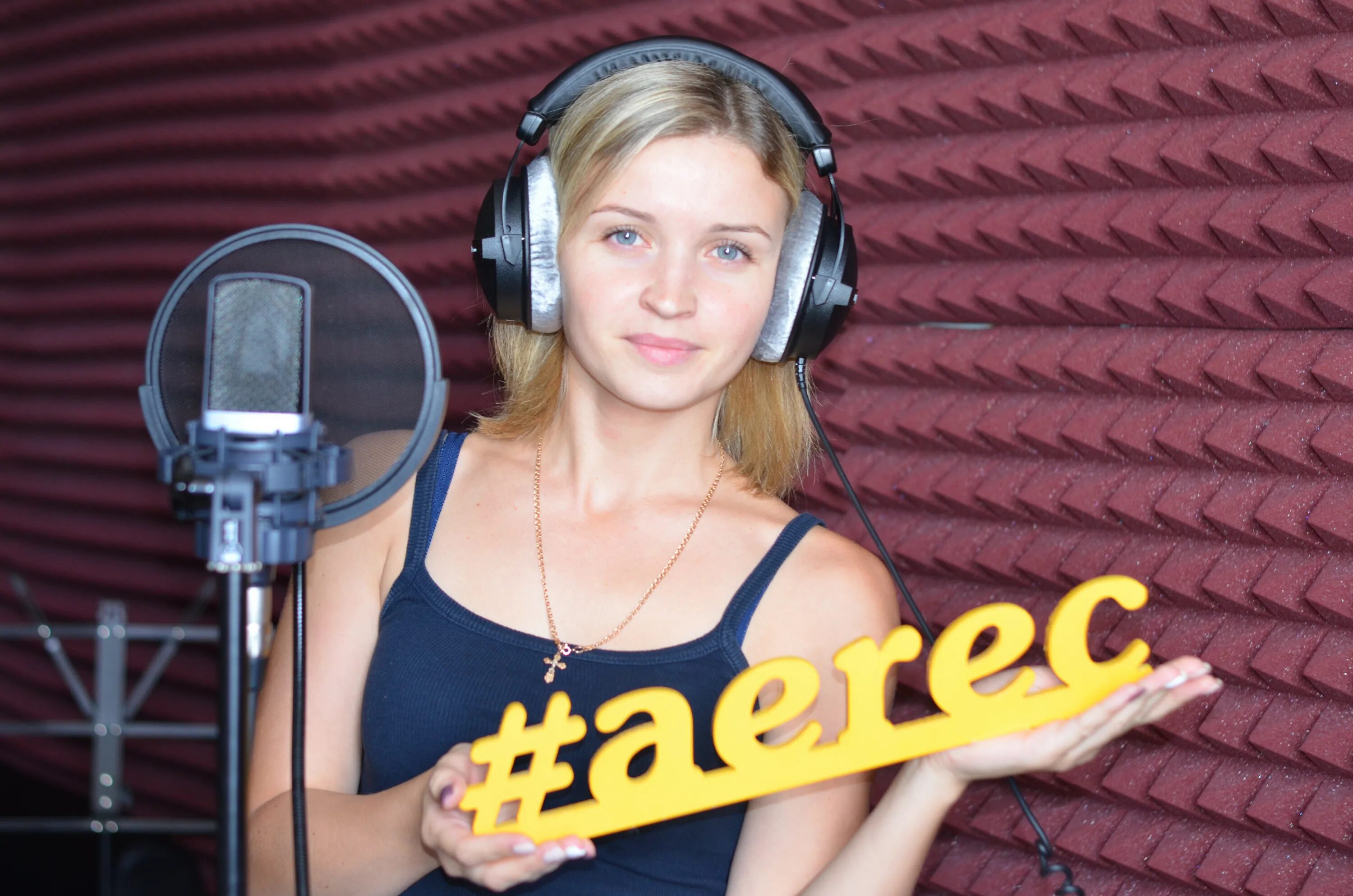 Девушка поет в студии звукозаписи. Звукозаписывающая студия звезд. Play the record. Volta s-100 студийный микрофон. Record song.